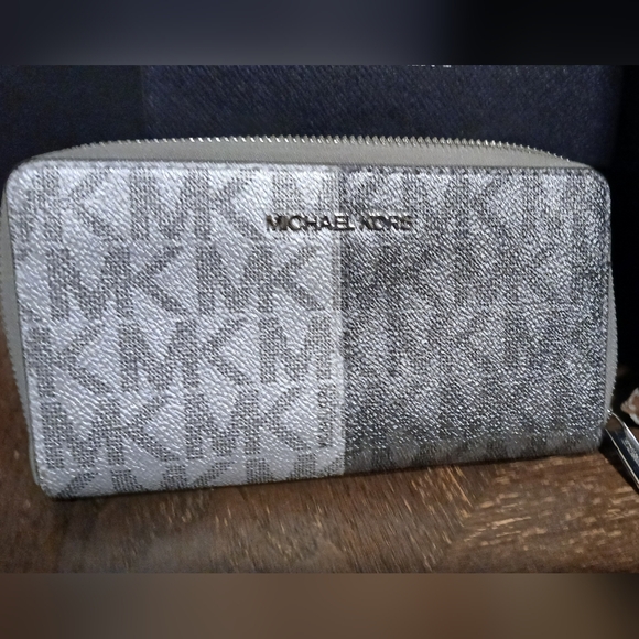 Michael Kors Gray Monogram Wallet - Picture 1 of 8